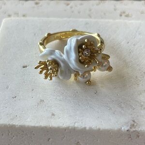 Les NEREIDES Elegant Gold and White Floral Ring